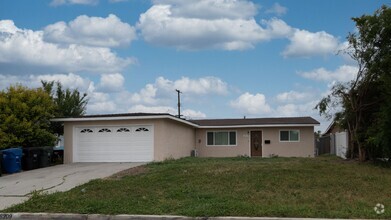 Building Photo - Charming 3 Bedrooms 2 Bathrooms Home $3,50...