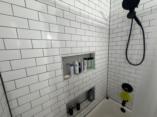 Building Photo - Beautifully updated & maintained 2 bed/2 bath Noble Square condo in an intimate 3 unit building.