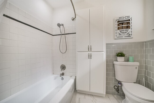 Building Photo - 5511 Kinglet St