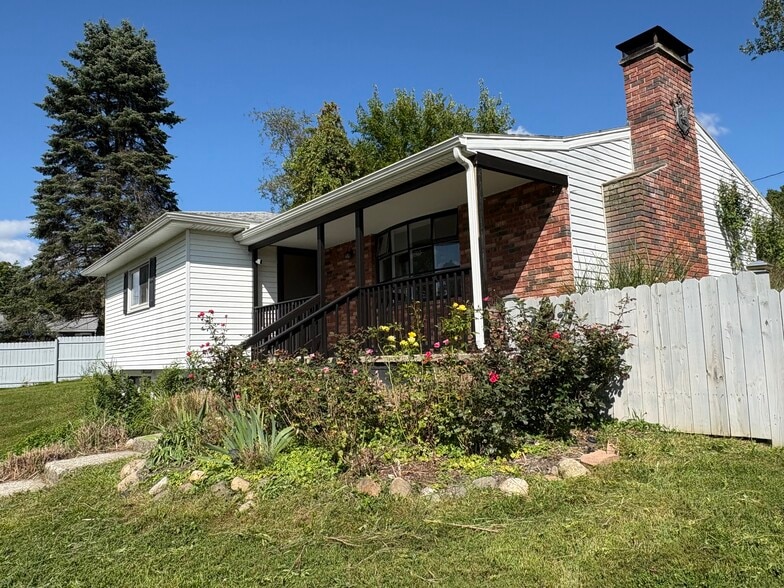 Building Photo - 6 Pleasantview Dr