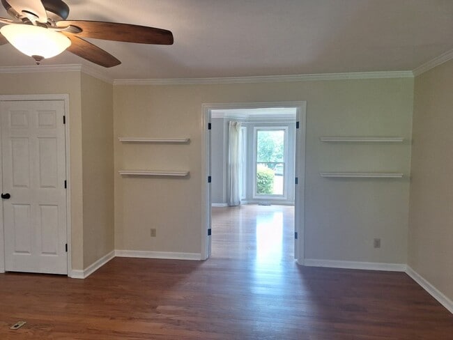 Building Photo - 4bd/3 bath located in desirable neighbor i...