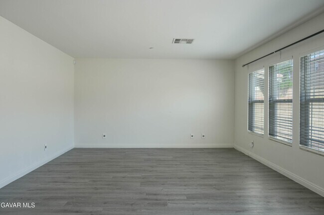 Building Photo - 2732 Hemlock Rd