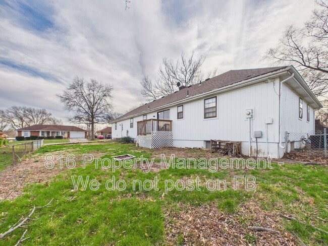 Building Photo - 3929 S Carriage Ln