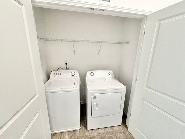 Building Photo - Charming two bedroom 2 1/2 bath townhome