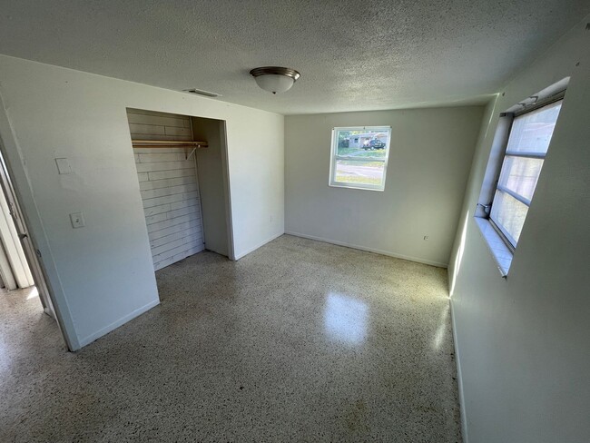 Building Photo - 2/1/1 New Port Richey