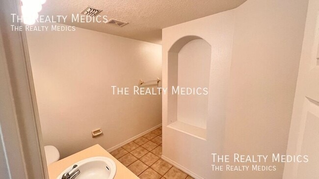 Building Photo - 3658 Oakdale Cir