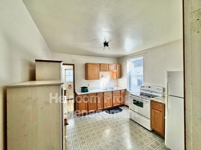 Building Photo - AVAILABLE AUGUST 1st   - 2 Bed 1 Bath Located In Superior WI w/ Bonus Space
