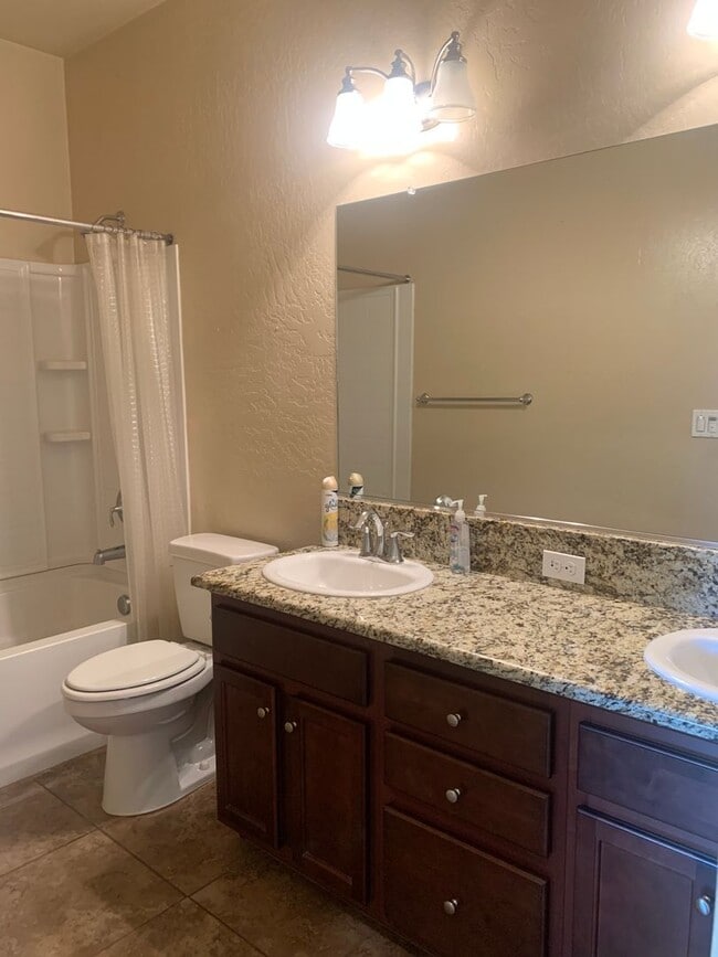 Building Photo - 3 BR 2 BA Available Now