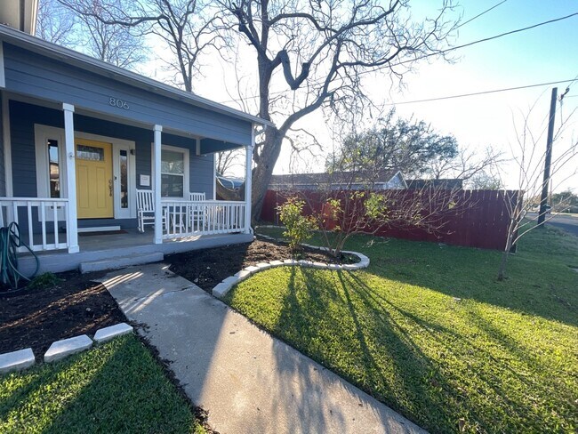 Building Photo - 806 E 3rd St