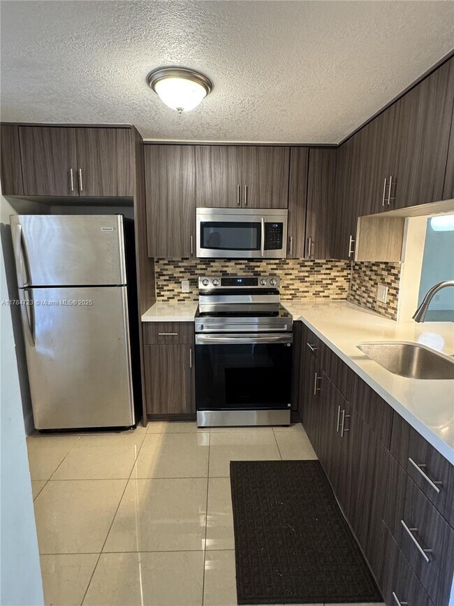 Building Photo - 1025 Country Club Dr