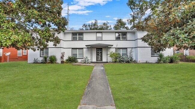 Building Photo - Beautifully renovated Move-in Ready 2bed 1...