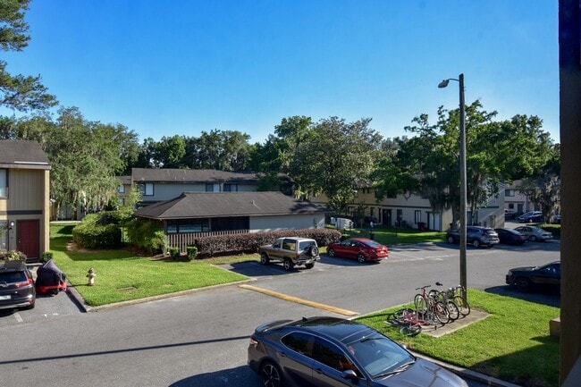 Building Photo - Spacious 2 Bed, 2.5 Bath Townhouse in Sout...