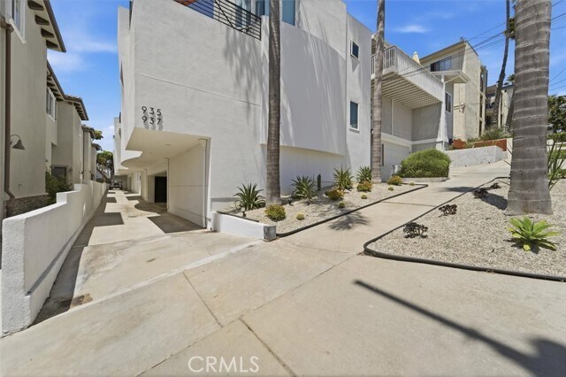 Building Photo - 935 1st St