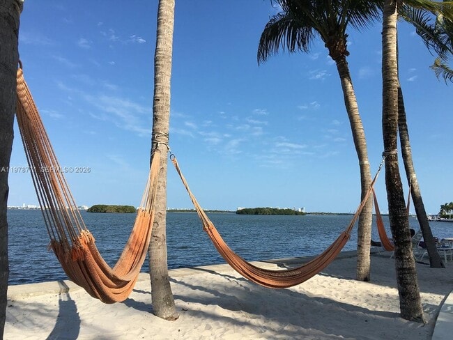 Building Photo - 650 NE 64th St