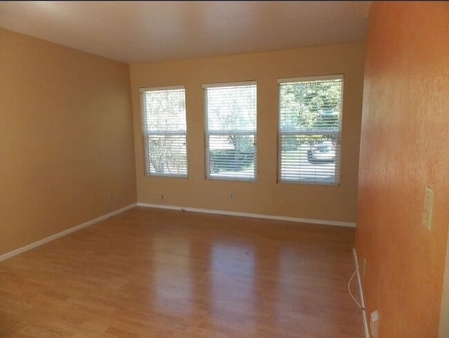 Building Photo - Charming 2 Bed Single Level Detached Condo