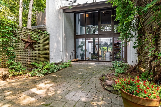 Building Photo - 9 Arden Way