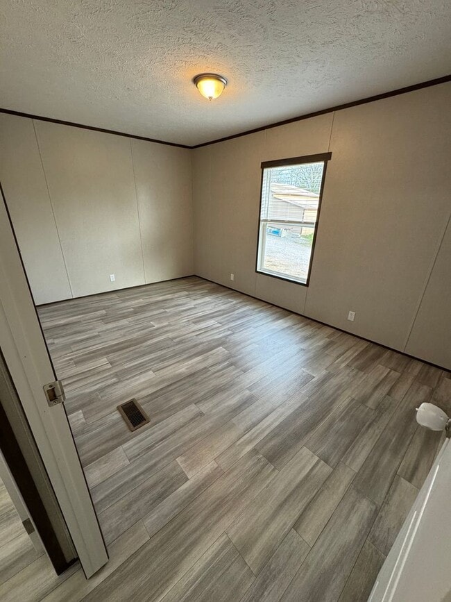 Building Photo - Newer Mobile Home in Country Setting