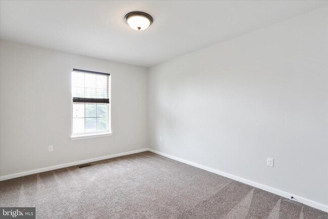 Building Photo - 20 Delano Dr
