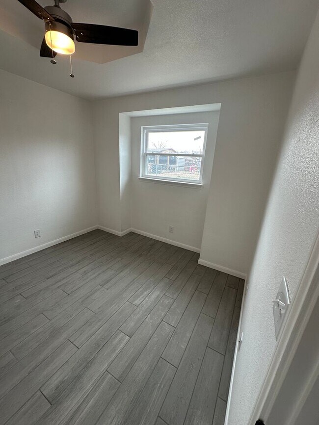 Building Photo - AVAILABLE NOW!! NEWLY REMODELED