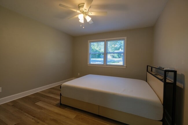 Building Photo - 1501 Sharon Rd