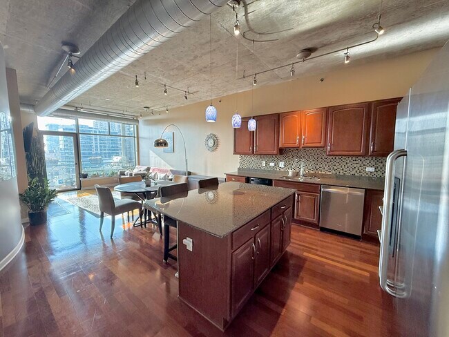 Building Photo - 125 E 13th St