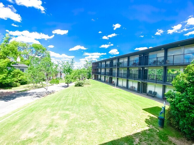 Building Photo - 2990 Rhodes Cir S
