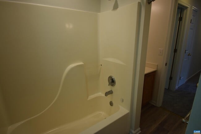 Building Photo - 19 Woodlawn Dr