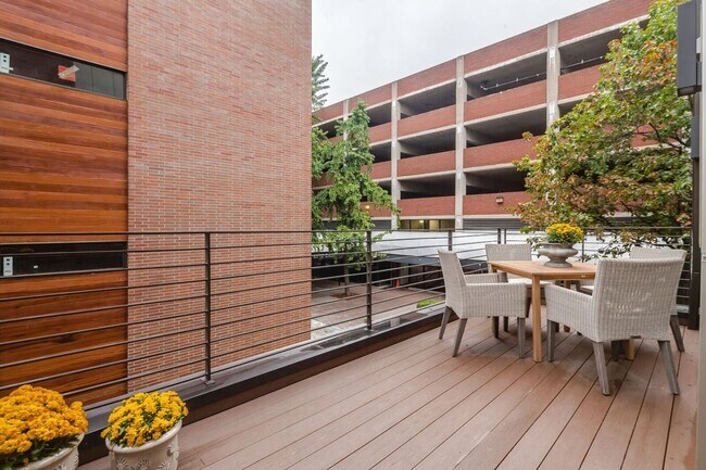 Building Photo - Old City Townhome with Parking