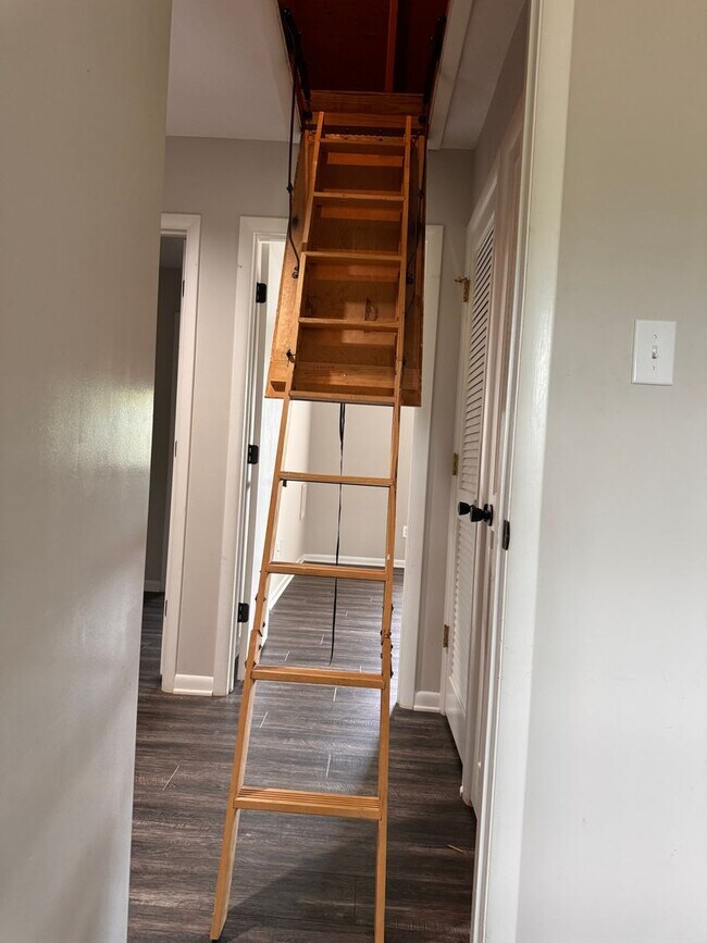 Building Photo - 2 Bedroom || 1.5 Bathroom Townhouse