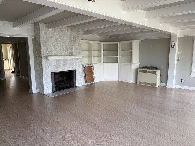 Building Photo - 2 Bedroom 2 Bath