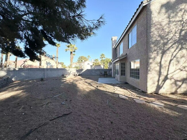 Building Photo - Big yard and by Desert Shores
