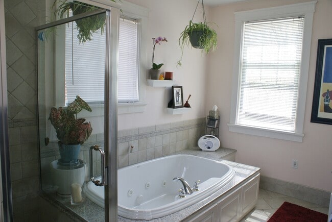 Building Photo - Fantastic Four Bedroom Home in Museum Dist...