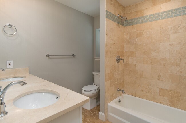Building Photo - 726 Thistlewood Dr