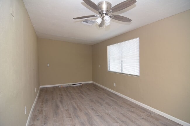 Building Photo - Updated 3 Bedroom 1 Bath Home! Central Tucson Location!