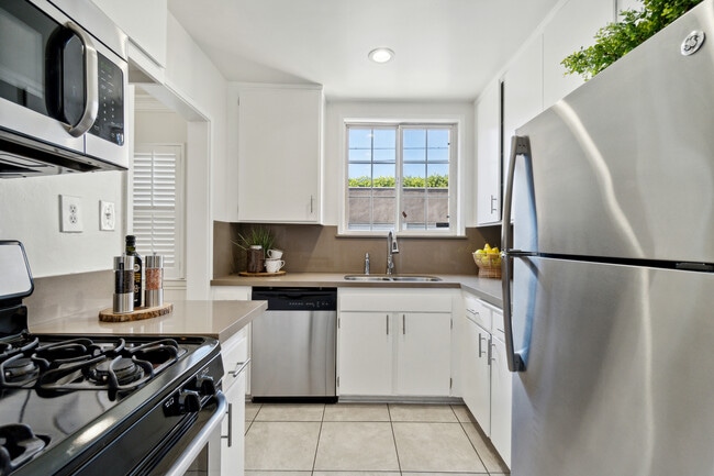 Building Photo - 15034 1/2 Dickens St