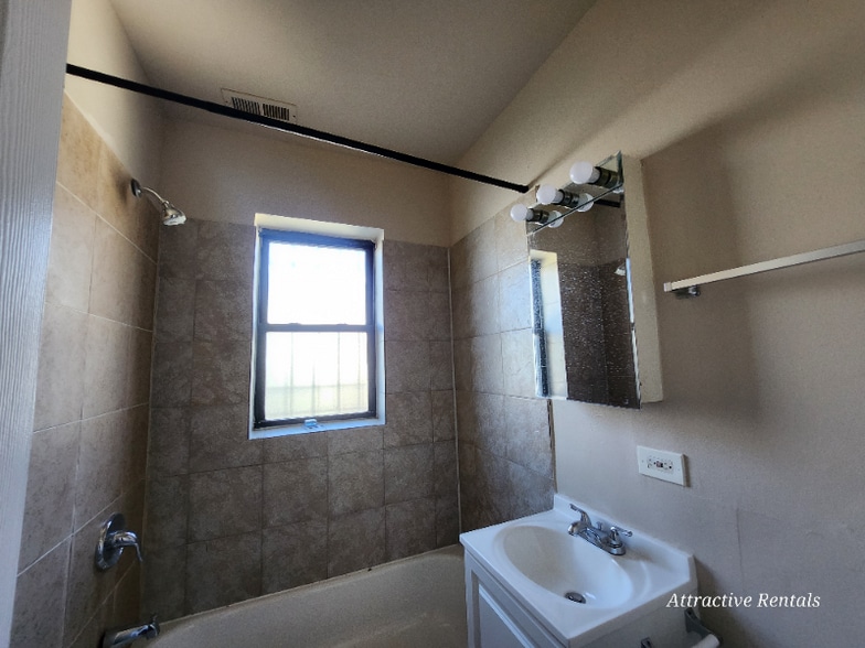 Building Photo - 4840 W Adams St