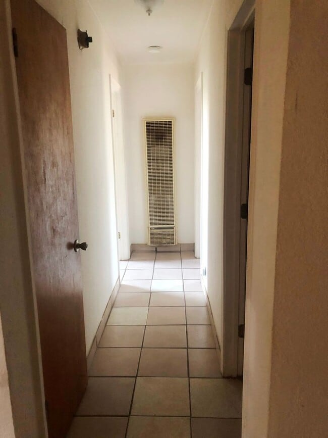 Building Photo - Small 2 bedroom 1 bath Apartment