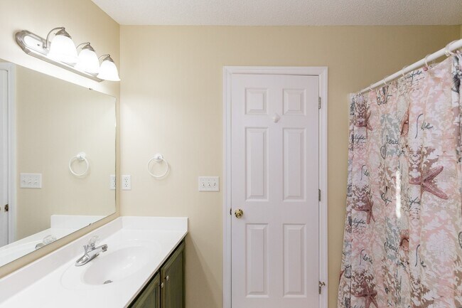 Building Photo - OFF-SEASON MONTHLY RENTAL STARTING JANUARY '26