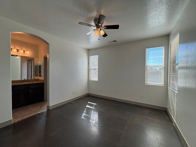 Building Photo - SPACIOUS HOME FOR RENT!