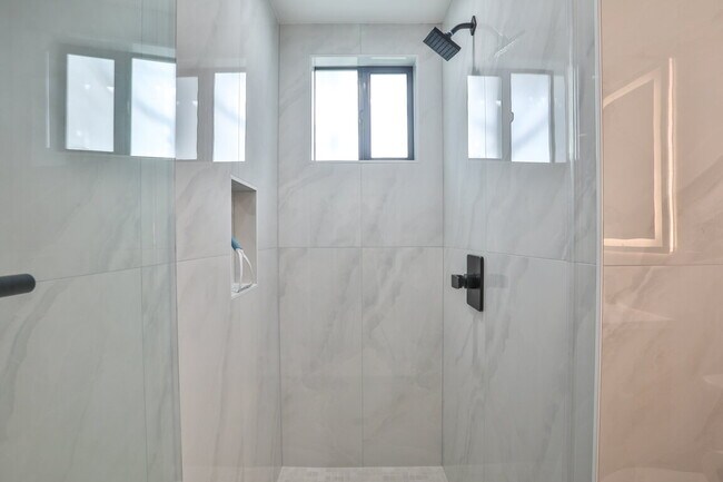 Building Photo - Beautiful, Fully Furnished 1BR w/ appliances wash/dryer INCL