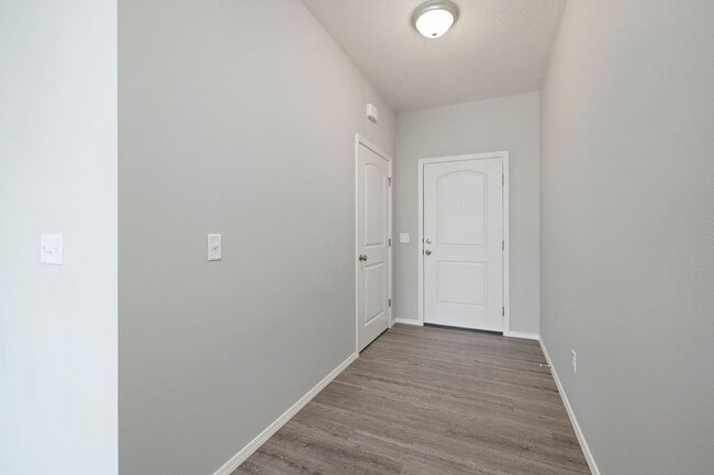 Building Photo - Republic Duplex for rent- with fence!