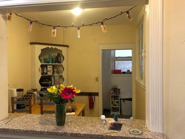 Building Photo - 4 BED RIGHT ACROSS FROM BOSTON UNIVERSITY!!   AVAIL 9/1 ~ HT/HW INCLUDED