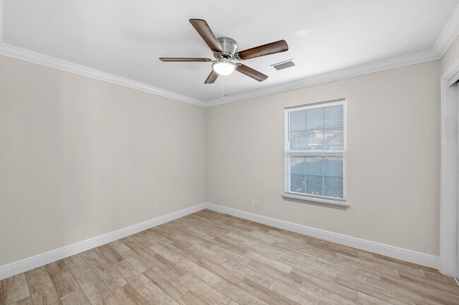 Building Photo - Crown Moulding********* Renovated 3 Bedroom 2 Bath********* Granite Countertops