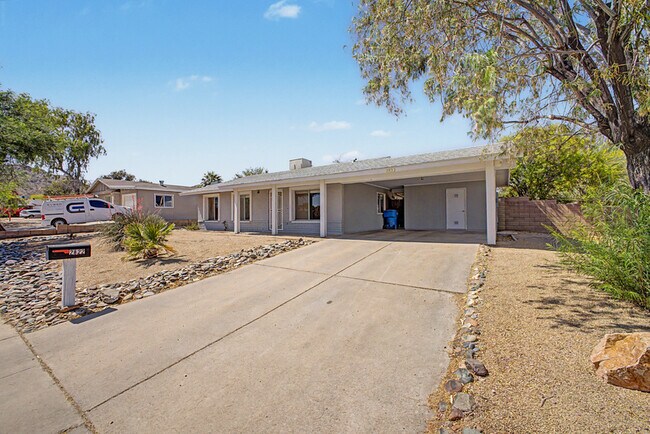 Building Photo - 2822 E Willow Ave