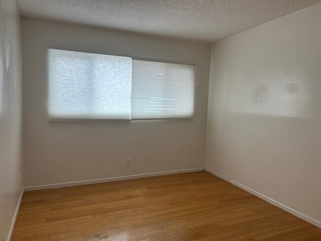 Building Photo - 228 20th Pl