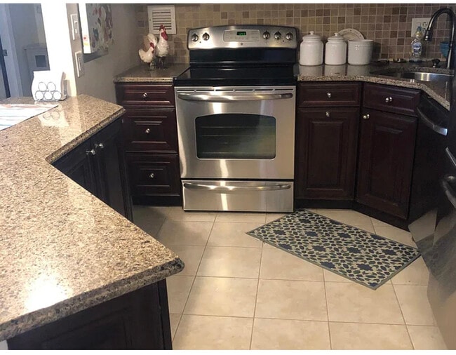 Building Photo - 1800 Roundhill Rd