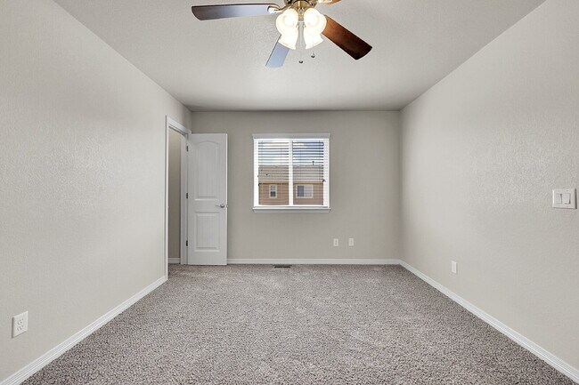 Building Photo - $2,495.00 3-bedroom, 2.5-bathroom in Color...