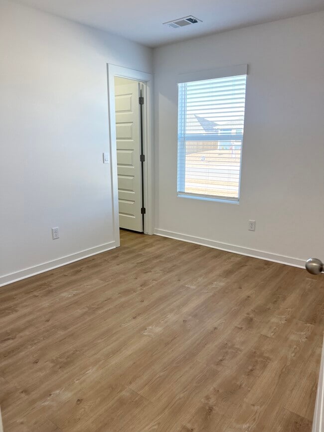 Building Photo - 561 Shepherd St