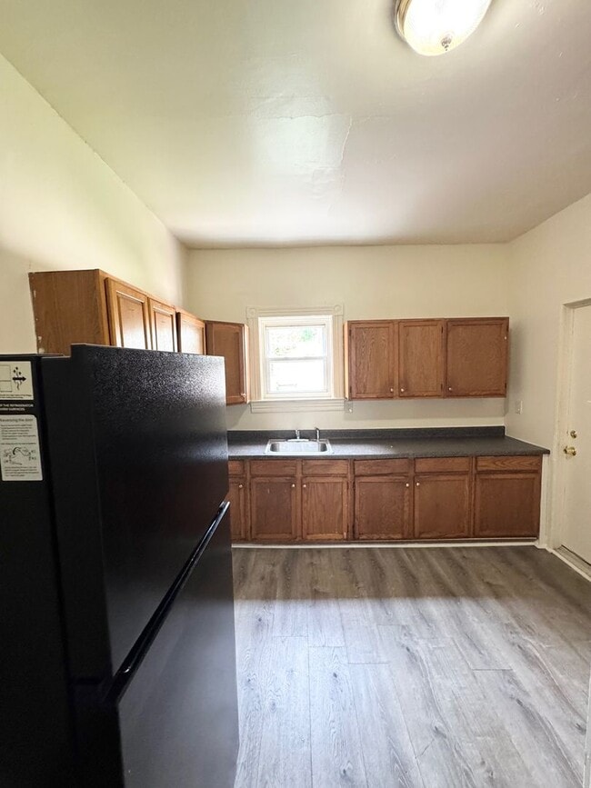 Building Photo - 3 Bedroom Townhome