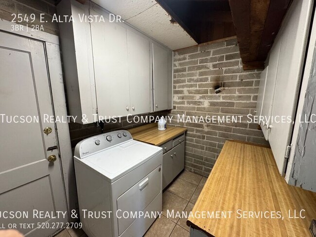 Building Photo - 2549 E Alta Vista St